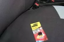 Sekundenkleber mit Heißluftpistole von Autositzen entfernen
