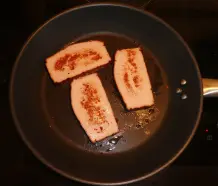 Überbackener Leberkäsetoast mit Champignons und Spiegelei