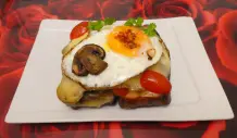 Überbackener Leberkäsetoast mit Champignons und Spiegelei