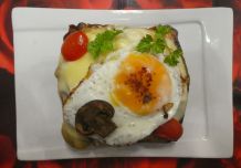 Überbackener Leberkäsetoast mit Champignons und Spiegelei