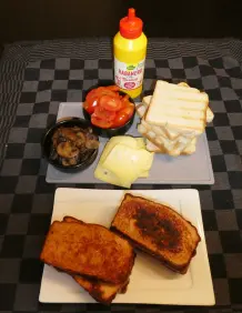Überbackener Leberkäsetoast mit Champignons und Spiegelei