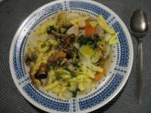 Deftiger Gemüsetopf mit Schweinefleisch und Spätzle