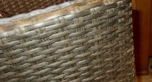 Rattanmöbel mit Seifenlauge abbürsten
