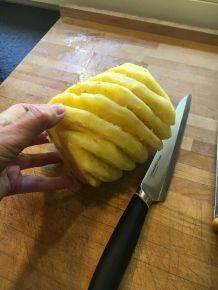 Ananas attraktiv schneiden