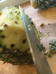 Ananas attraktiv schneiden