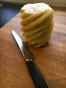 Ananas attraktiv schneiden