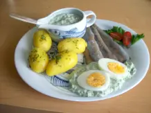 Grie Soß (Grüne Soße) mit Eiern und frischen Matjes