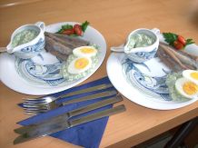 Grie Soß (Grüne Soße) mit Eiern und frischen Matjes
