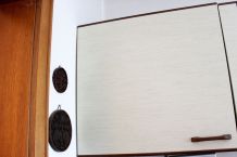 Oben auf dem Küchenschrank / Fett und Nikotin entfernen
