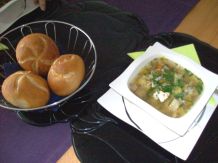 Gemüsesuppe mit viel frischem Gartengemüse