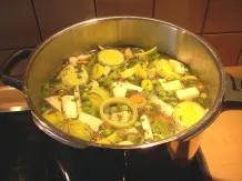 Gemüsesuppe mit viel frischem Gartengemüse