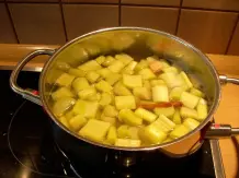 Rhabarber-Kaltschale mit Vanillereis