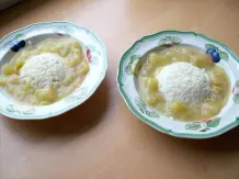 Rhabarber-Kaltschale mit Vanillereis