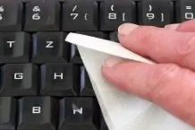 PC Tastatur mit feuchten Allzwecktüchern reinigen