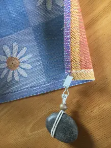 Tischdeckenbeschwerer aus Kieselsteinen