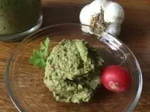 Pesto aus Radieschen mit eigenem Grün