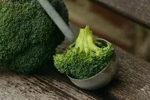 Wie die Acerola Kirsche ist auch der heimische Brokkoli eine wahre Vitamin C Bombe und wirkt als Gesundheits-Booster.
