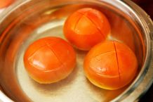 Tomaten mithilfe der Heißluftfritteuse enthäuten