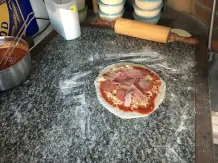 Pizza aus dem Lehmbackofen