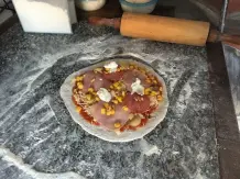 Pizza aus dem Lehmbackofen