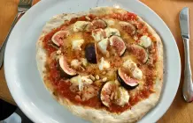 Pizza aus dem Lehmbackofen