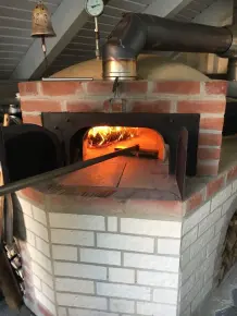Pizza aus dem Lehmbackofen