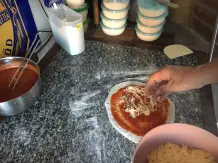 Pizza aus dem Lehmbackofen