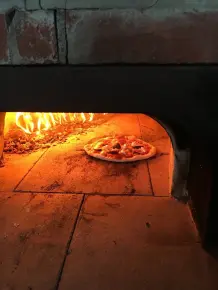 Pizza aus dem Lehmbackofen