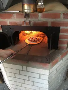 Pizza aus dem Lehmbackofen