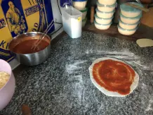 Pizza aus dem Lehmbackofen