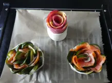 Blätterteig-Blumen mit Lachs-Zucchini- oder Salami-Käse-Füllung