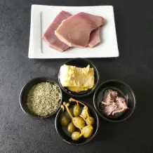 Thunfischsteak mit würziger Sardellenbutter und Kapernbeeren