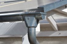Verstopftes Fallrohr von Dachrinne freimachen