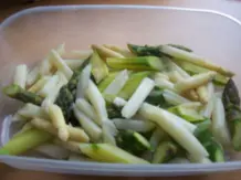 Salat von grünem und weißem Spargel