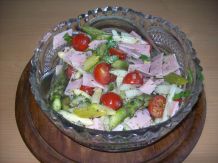 Salat von grünem und weißem Spargel