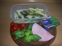 Salat von grünem und weißem Spargel