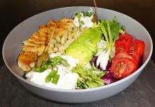 Eiweißreicher pikant würziger Abendbrotsalat mit Hähnchenbrust