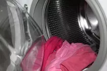 Auch in der Waschmaschine kommen Essig und Zitronensäure zum Einsatz und machen deine Wäsche fluffig weich.