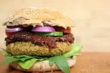 Aus Bohnen oder Grünkern und verschiedenem Gemüse kann man tolle vegetarische Burger Patties herstellen.