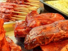 Schweinefleisch mit Zitrone marinieren
