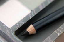 Kajalstifte anspitzen mit Nagelknipser