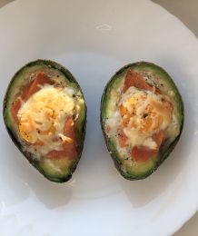 Gefüllte Avocado mit Lachs und Ei aus dem Backofen