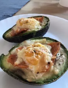 Gefüllte Avocado mit Lachs und Ei aus dem Backofen