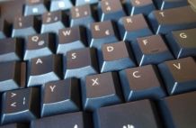 Tastatur mit Haarfärbepinsel auskehren