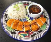 Bratfisch mit Reis an einer unwiderstehlichen, scharfen Knoblauchsoße