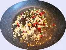 Bratfisch mit Reis an einer unwiderstehlichen, scharfen Knoblauchsoße