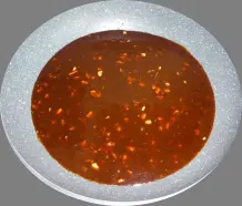 Bratfisch mit Reis an einer unwiderstehlichen, scharfen Knoblauchsoße