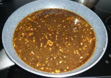 Bratfisch mit Reis an einer unwiderstehlichen, scharfen Knoblauchsoße