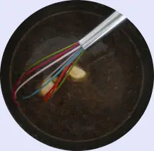 Bratfisch mit Reis an einer unwiderstehlichen, scharfen Knoblauchsoße