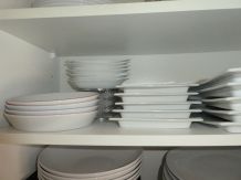 Geschirr im Küchenschrank platzsparend unterbringen